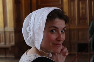 Femme au bonnet blanc dans le salon du chateau de Fontainebleau